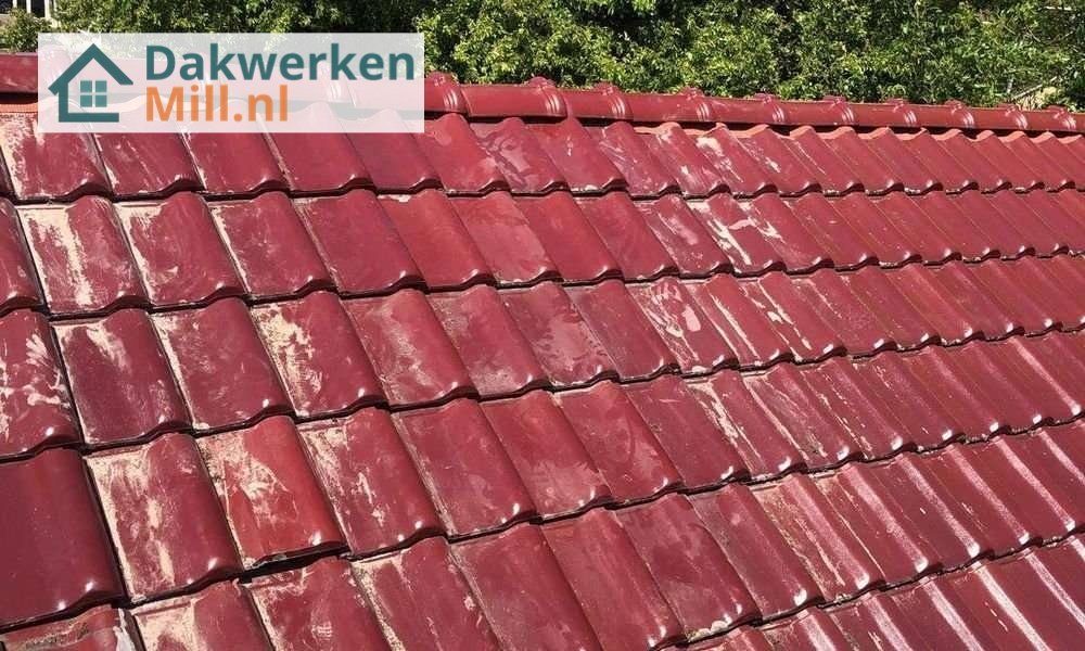Rood pannendak aangelegd door dakdekker Rood pannendak aangelegd door dakdekker
